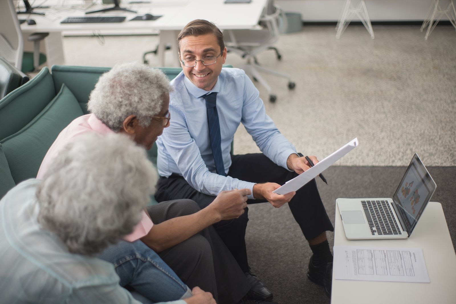 Un conseiller échange avec des clients autour d’une table